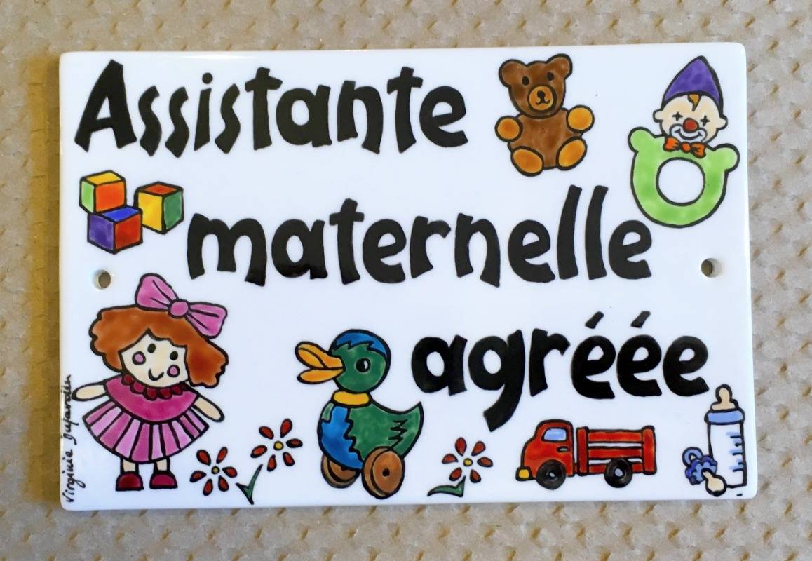 Plaque de maison en porcelaine personnalisée pour une assistante maternelle agréée.